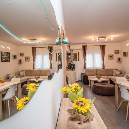 Sunny Point Apartment Ровин Екстериор снимка