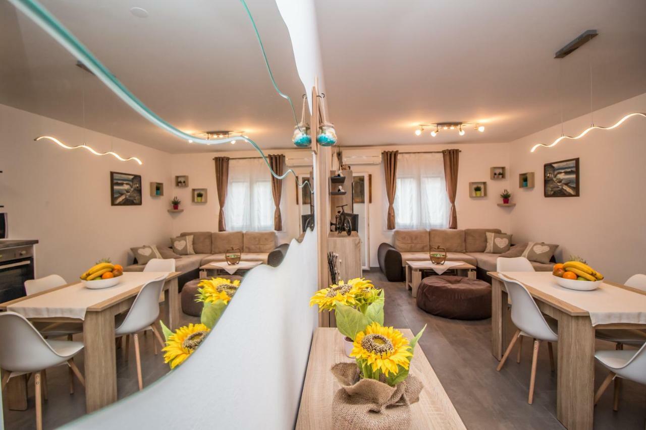 Sunny Point Apartment Ровин Екстериор снимка
