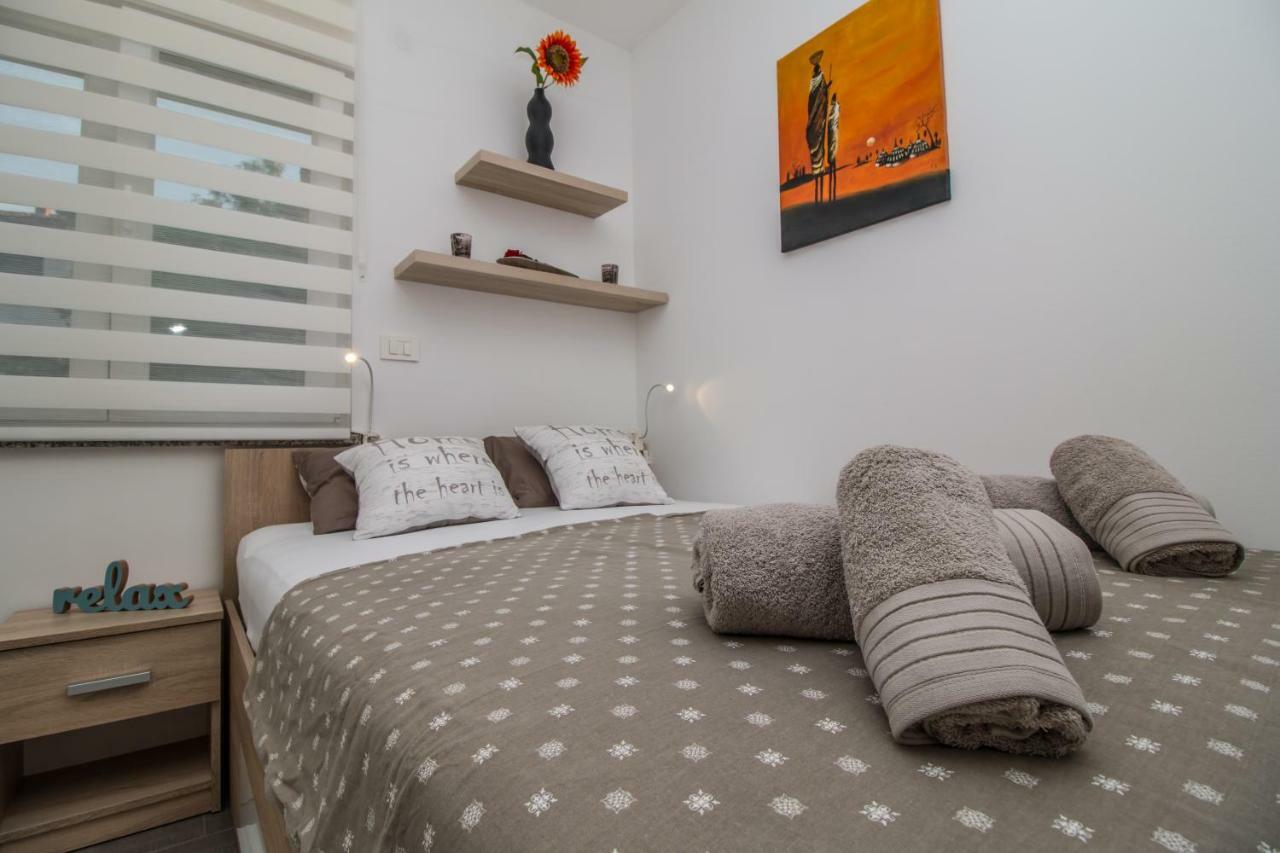 Sunny Point Apartment Ровин Екстериор снимка