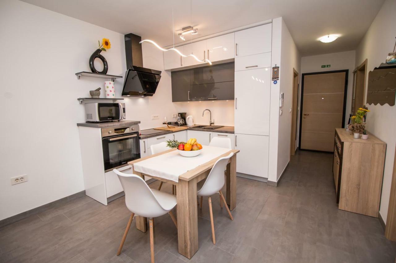 Sunny Point Apartment Ровин Екстериор снимка
