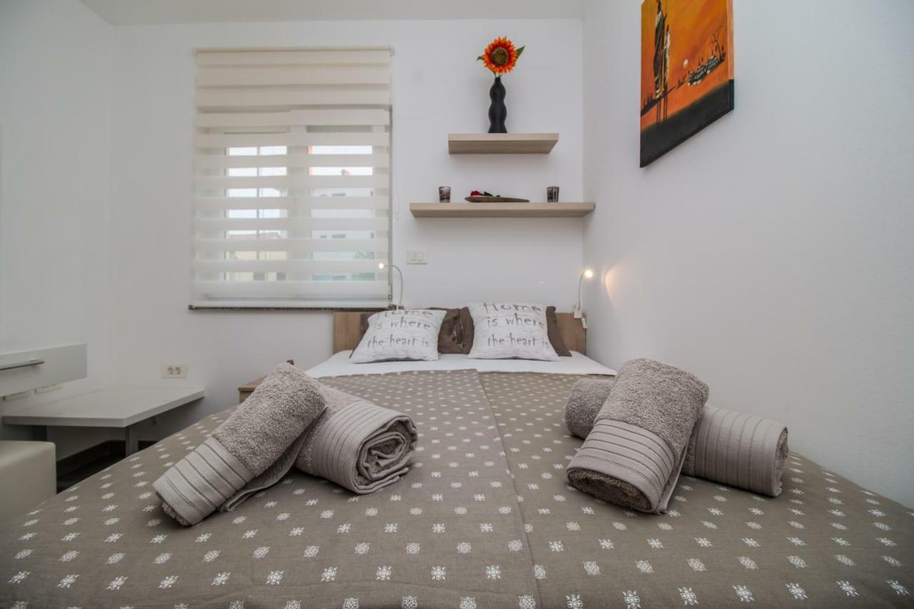 Sunny Point Apartment Ровин Екстериор снимка