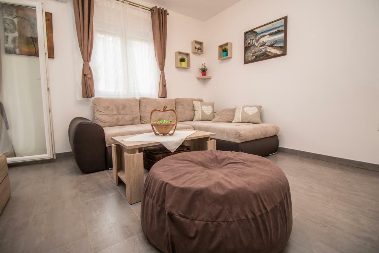 Sunny Point Apartment Ровин Екстериор снимка