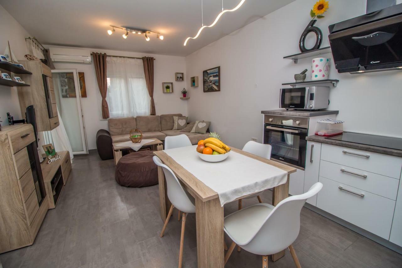 Sunny Point Apartment Ровин Екстериор снимка