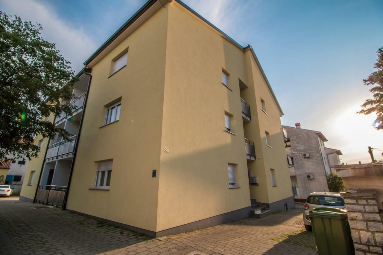 Sunny Point Apartment Ровин Екстериор снимка