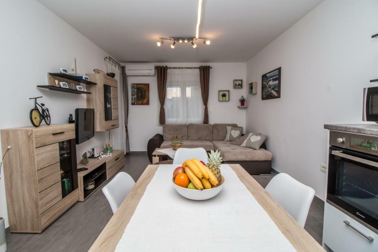 Sunny Point Apartment Ровин Екстериор снимка