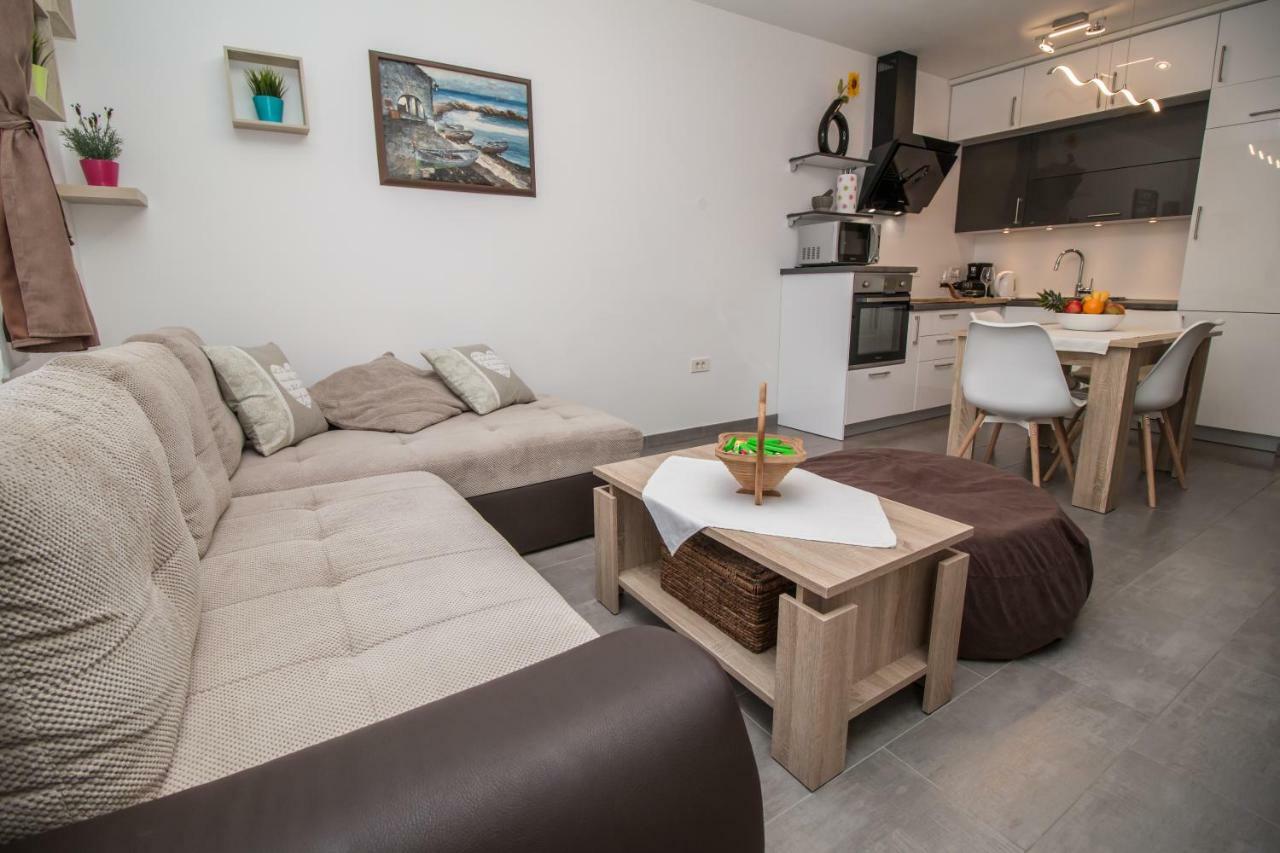 Sunny Point Apartment Ровин Екстериор снимка