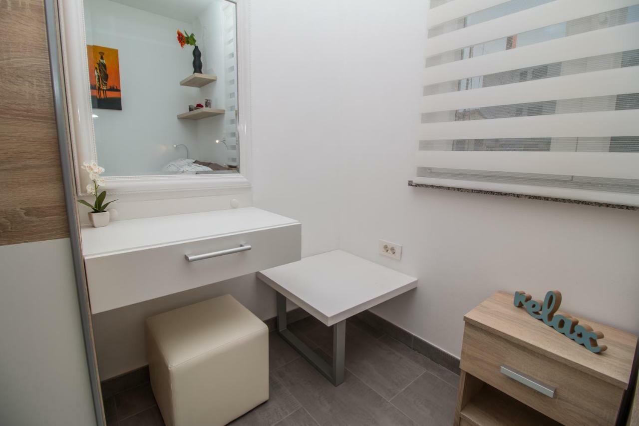 Sunny Point Apartment Ровин Екстериор снимка