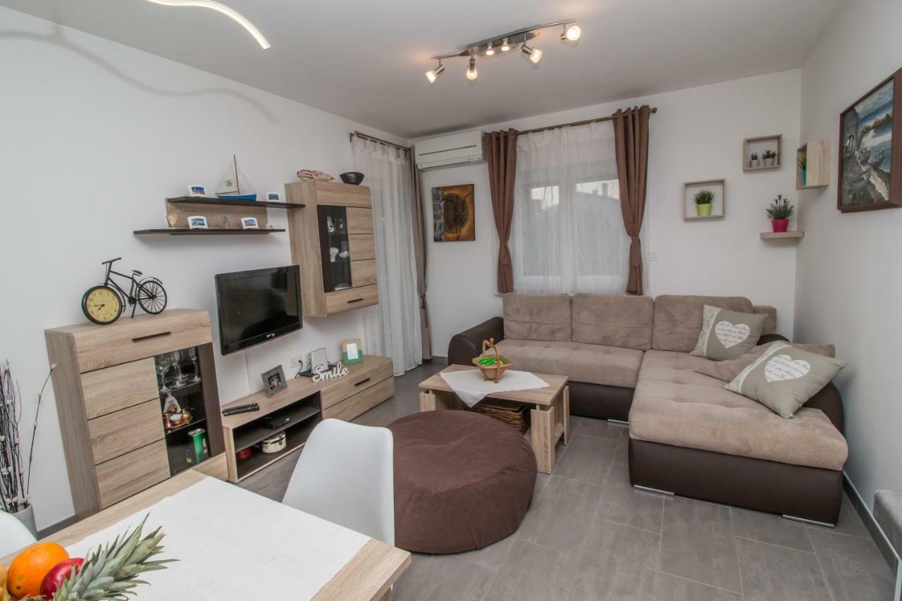 Sunny Point Apartment Ровин Екстериор снимка