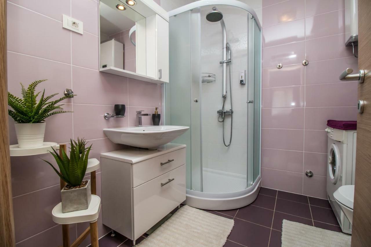 Sunny Point Apartment Ровин Екстериор снимка