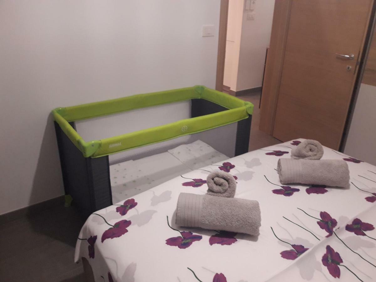 Sunny Point Apartment Ровин Екстериор снимка
