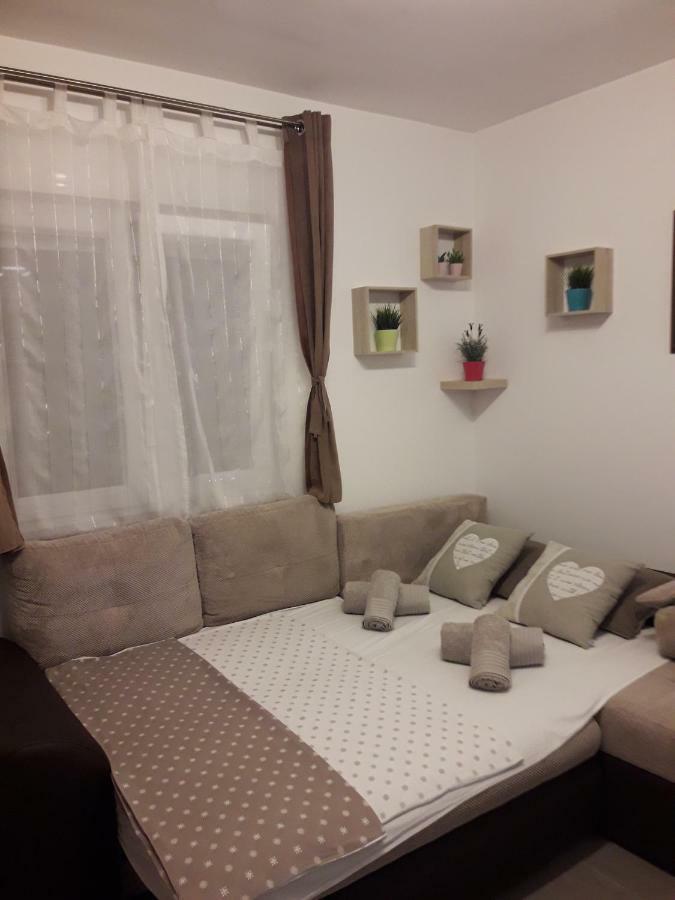 Sunny Point Apartment Ровин Екстериор снимка